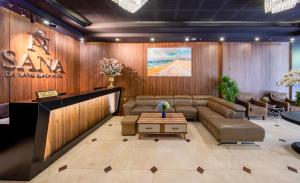 ein Wohnzimmer mit Sofa und Tisch in der Unterkunft Sana Da Nang Beach Hotel in Đà Nẵng