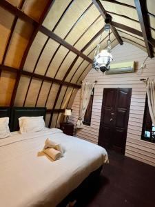 ein Schlafzimmer mit einem Bett und einem Handtuch darauf in der Unterkunft Mangga Bali Bungalow - 23 in Uluwatu