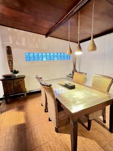 ein Esszimmer mit Tisch und Stühlen in der Unterkunft Mangga Bali Bungalow - 23 in Uluwatu