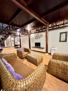 ein großes Wohnzimmer mit Sofas und einem Tisch in der Unterkunft Mangga Bali Bungalow - 23 in Uluwatu + 14 Fotos