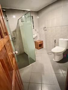 ein Badezimmer mit Dusche, Toilette und Waschbecken in der Unterkunft Mangga Bali Bungalow - 23 in Uluwatu