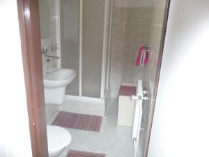 un bagno con un water e un lavandino di Penzion Zavodsky a Cesky Krumlov Altre 37 foto