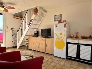 un soggiorno con frigorifero e scala di Argeles Sur Mer - Appartement 2 pièces mezzanine - jusqu à 4 personnes AR590-024 ad Argelès-sur-Mer