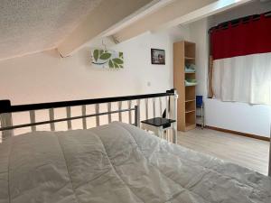 una camera con letto e tenda rossa di Argeles Sur Mer - Appartement 2 pièces mezzanine - jusqu à 4 personnes AR590-024 ad Argelès-sur-Mer