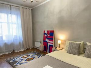 Posteľ alebo postele v izbe v ubytovaní Art apartment on Rynok Square