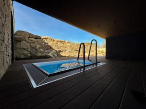 Bazén v ubytování Amenity Hotel & Resort Česká Kanada nebo v jeho okolí