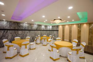 Ein Sitzbereich in der Unterkunft Hotel Grand Galaxy T nagar