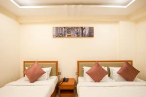 Ein Bett oder Betten in einem Zimmer der Unterkunft Hotel Grand Galaxy T nagar