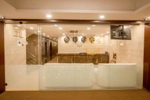 ein Schaufenster eines Ladens mit Uhren an der Wand in der Unterkunft Hotel Grand Galaxy T nagar in Chennai + 15 Fotos