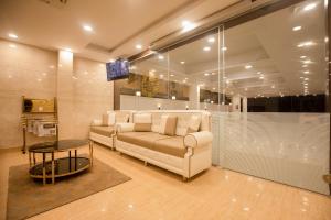 Ein Sitzbereich in der Unterkunft Hotel Grand Galaxy T nagar