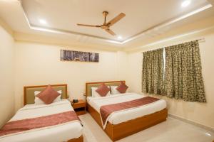 Ein Bett oder Betten in einem Zimmer der Unterkunft Hotel Grand Galaxy T nagar