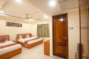 Ein Bett oder Betten in einem Zimmer der Unterkunft Hotel Grand Galaxy T nagar