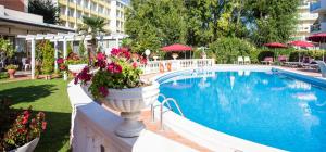 Bazén v ubytování Hotel Apollo nebo v jeho okolí