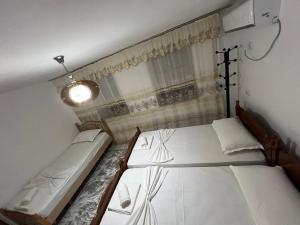 Postel nebo postele na pokoji v ubytování Guest House LION