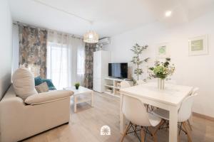 カンブリルスにあるMediterranean Way - Relax Cambrilsの白いリビングルーム(テーブル、ソファ付)