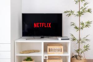 カンブリルスにあるMediterranean Way - Relax CambrilsのNetflix のサインが付いた白いテレビ台に置かれたテレビ