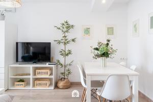 カンブリルスにあるMediterranean Way - Relax Cambrilsの白いテーブルと植物のある白いダイニングルーム +24枚の写真