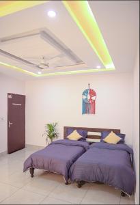 Un dormitorio con dos camas con sábanas moradas y un techo en Blissful stays midsts nature, en Rishīkesh