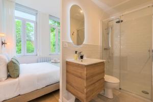 een badkamer met een wastafel, een toilet en een douche bij Appartement T2 proche tramway et commodités in Tourcoing +11 foto's