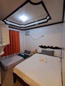 Un dormitorio con una cama grande y una ventana. en Chana IAO studio near the Beach, en General Luna