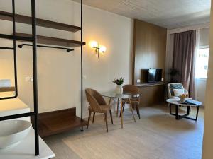 Area soggiorno di King Jason Paphos - Designed for Adults by Louis Hotels