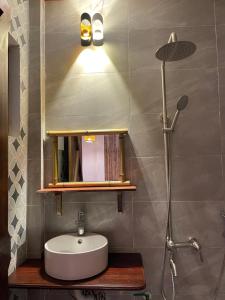 Kỳ VĩTrang An Cuisine & Homestay的浴室配有洗手池、镜子和淋浴。 更多63张照片