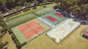 einen allgemeinen Blick auf drei Basketballplätze mit Netzen in der Unterkunft Camping Bi-Village - Roan in Valbandon