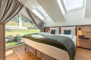 A bed or beds in a room at Carpe Solem Rauris by ALPS RESORTS Még 37 kép