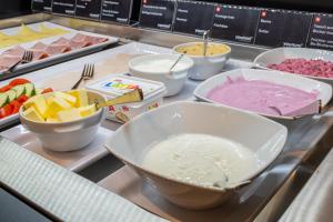 马蒂尼威尔Martigny Youth Hostel的自助餐,包含不同种类的食物