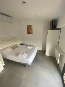 Postel nebo postele na pokoji v ubytování Hostal La Masia