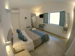 een slaapkamer met een groot bed en een raam bij Domo e Sorres in Olbia