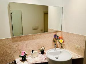 Koupelna v ubytování TURATI ROOMs + 5 fotografií
