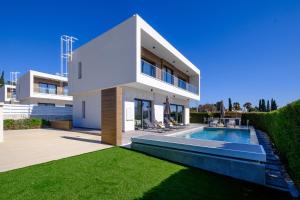 Πισίνα στο ή κοντά στο Soleil Luxury Villa by Nomads - Walk to Coral Bay