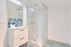 un bagno con doccia e lavandino di Maison pour 8, 500m du port et des plages a Noirmoutier-en-l'lle Altre 8 foto