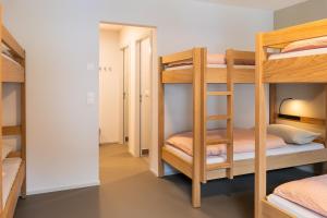 Martigny Youth Hostel客房内的一张或多张床位