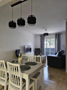 a kitchen and living room with a table and chairs at Apartamento en Salobreña in Salobreña