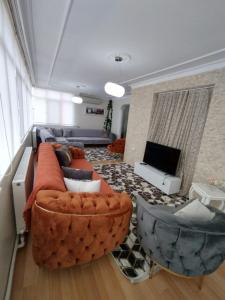 a living room with a couch and two chairs at 2 EGE Üniversite ve Hastanesi YAKINI , Aileye ve Firma Çalışanlarına uygun in Burunabat +15 photos