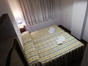 En eller flere senge i et værelse på Apartamento en la playa ideal para grupos