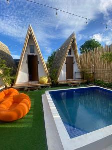 ein Haus mit einem Swimmingpool davor in der Unterkunft Happy Monkey Hostel in El Nido