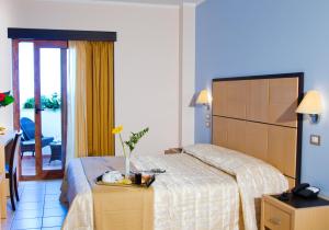 ヴィエステにあるForte Hotelのベッドとバルコニー付きのホテルルーム