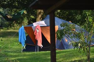 una tienda en el césped con una persona en una hamaca en THE TENT - Youth Only - Buchung leider nur bis 30 Jahre möglich!, en Múnich