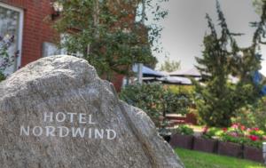 Una roca con las palabras Hotelnorwind escritas en ella en Hotel Nordwind, en Lohme