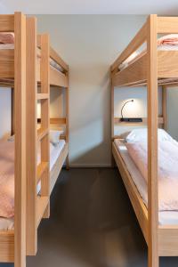 Martigny Youth Hostel客房内的一张或多张床位