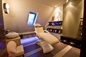 a therapy room with two chairs and a mirror at Centrum Green Hill Business & SPA in Wisła