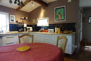 una cocina con una mesa con un mantel rojo. en L'Enclos en Aix-en-Provence