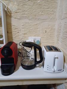 Příslušenství pro přípravu čaje a kávy v ubytování Arkati house
