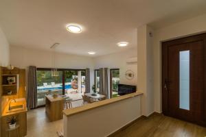 een woonkamer met een trap en een deur bij Villa Lo La by Istrialux in Svetvinčenat