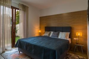 een slaapkamer met een groot bed en een groot raam bij Villa Lo La by Istrialux in Svetvinčenat +40 foto's