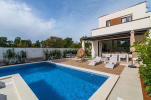 een zwembad in de achtertuin van een huis bij Villa Lo La by Istrialux in Svetvinčenat