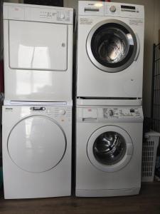 two machines and a washer and dryer next to each other at Neuwertiges Apartment mit schnellem WLAN, Glasfaser, R7 in Freiberg am Neckar